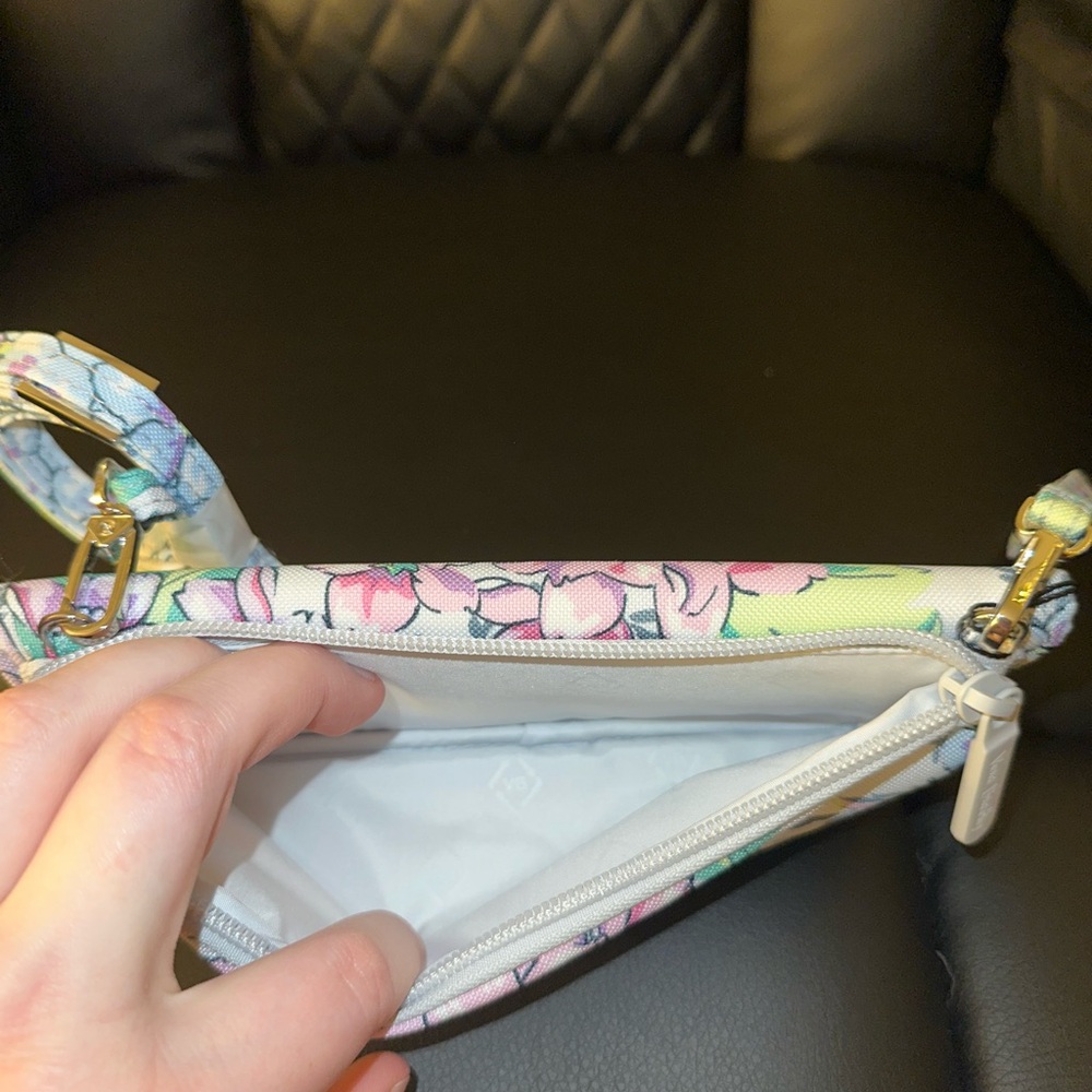 💜 Vera Bradley Wristlet/Crossbody 💜 - Picture 4 of 4